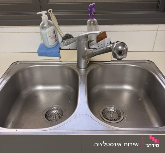 כיור מטבח עם ברז וכלי ניקוי